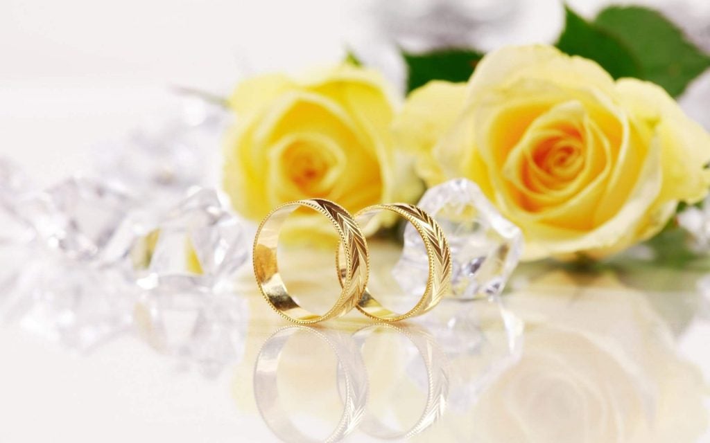 flower_with_ring_on_wedding_day
