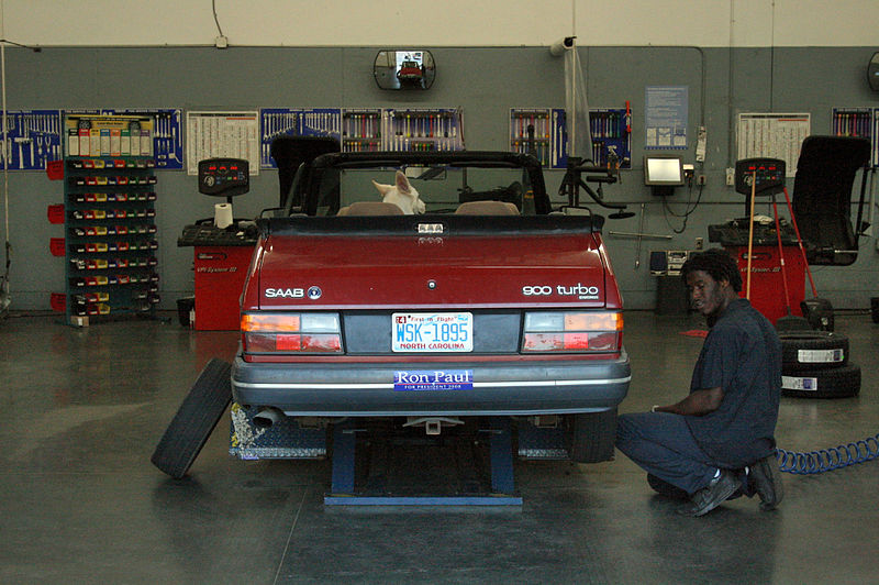 800px-2008-04-17_1989_Saab_900_Turbo_getting_new_tyres
